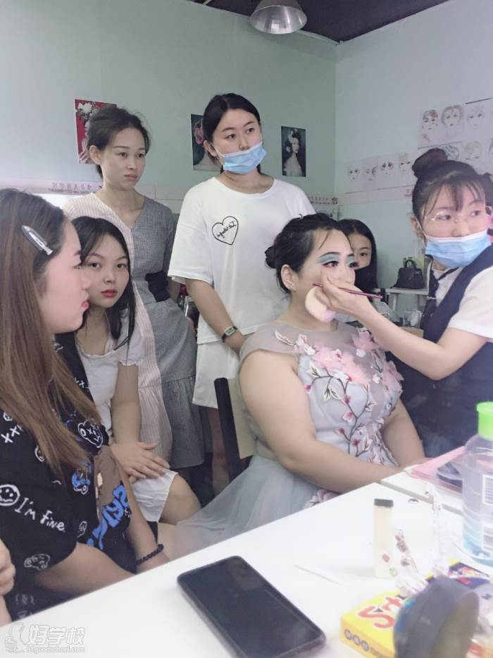 果然连大树都不能笑着走出理发店意外走红的(图1)