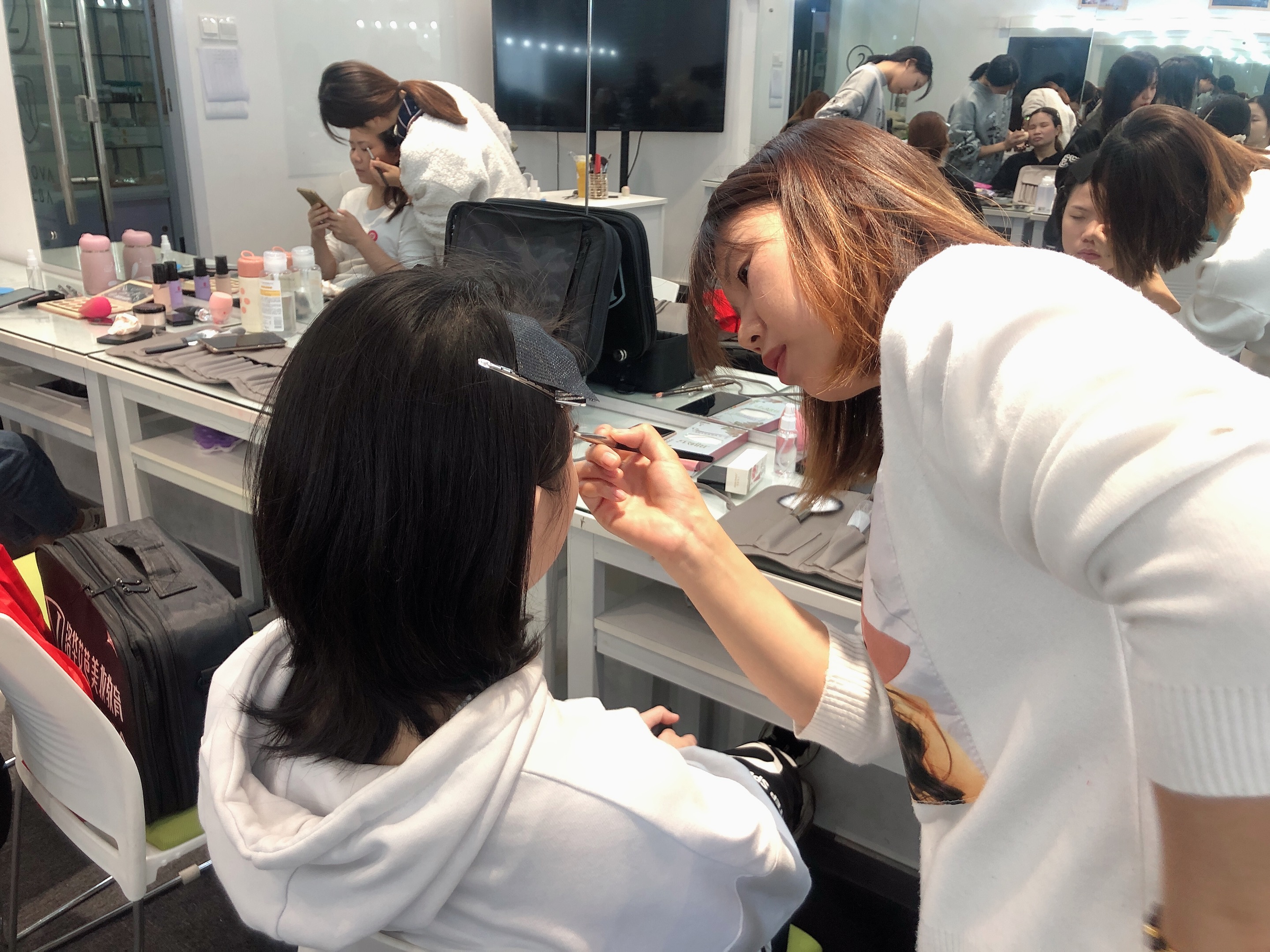 上海偶遇白敬亭素颜眼肿显疲惫厚夹克捂满头汗走路晃悠像大爷(图1)