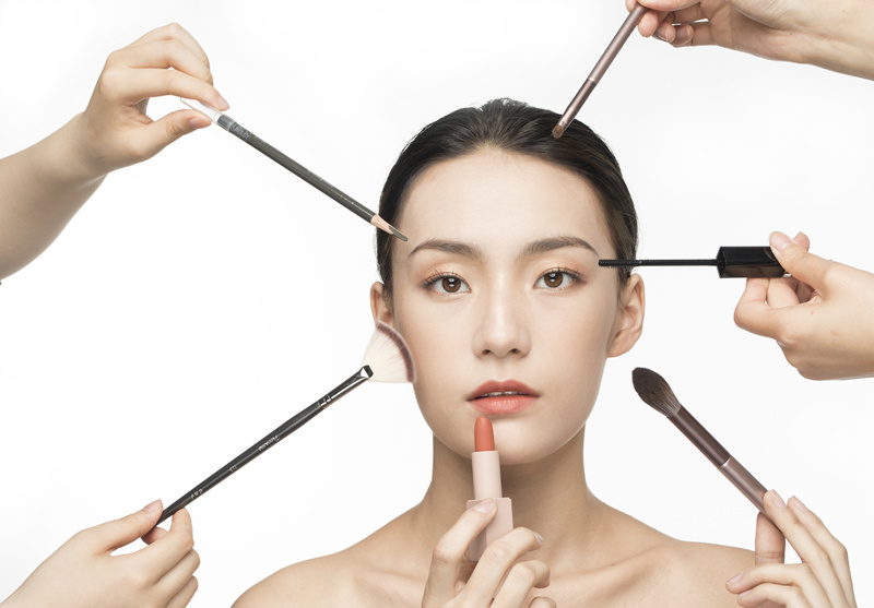 有种“整容”叫女生化妆前后对比判若两人网友:怎么做到的(图1)