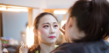 福建白杨文化:电影拍摄中的化妆技巧:打造完美妆容与形象(图1)