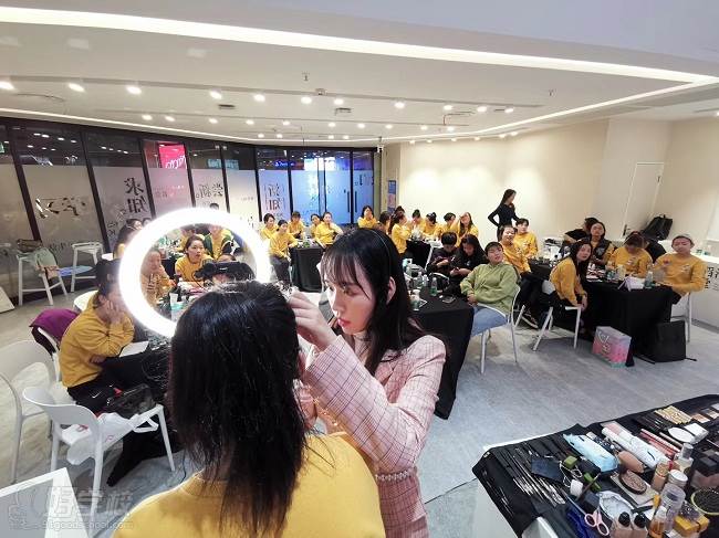 探索彩妆世界:经典图片素材欣赏(图1)